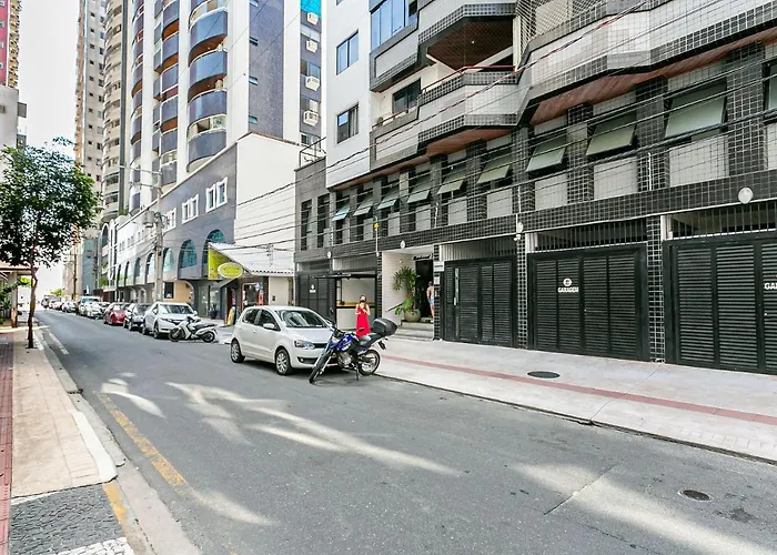 Quadra do mar, ar-condicionado e garagem no Centro de BC!